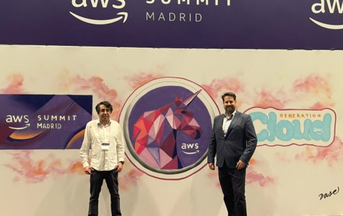 Yago González y Christian Rodríguez posan en el evento AWS Summit Madrid 2022