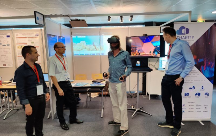 Stand del proyecto CHARITY. Joven probando las gafas de realidad virtual.