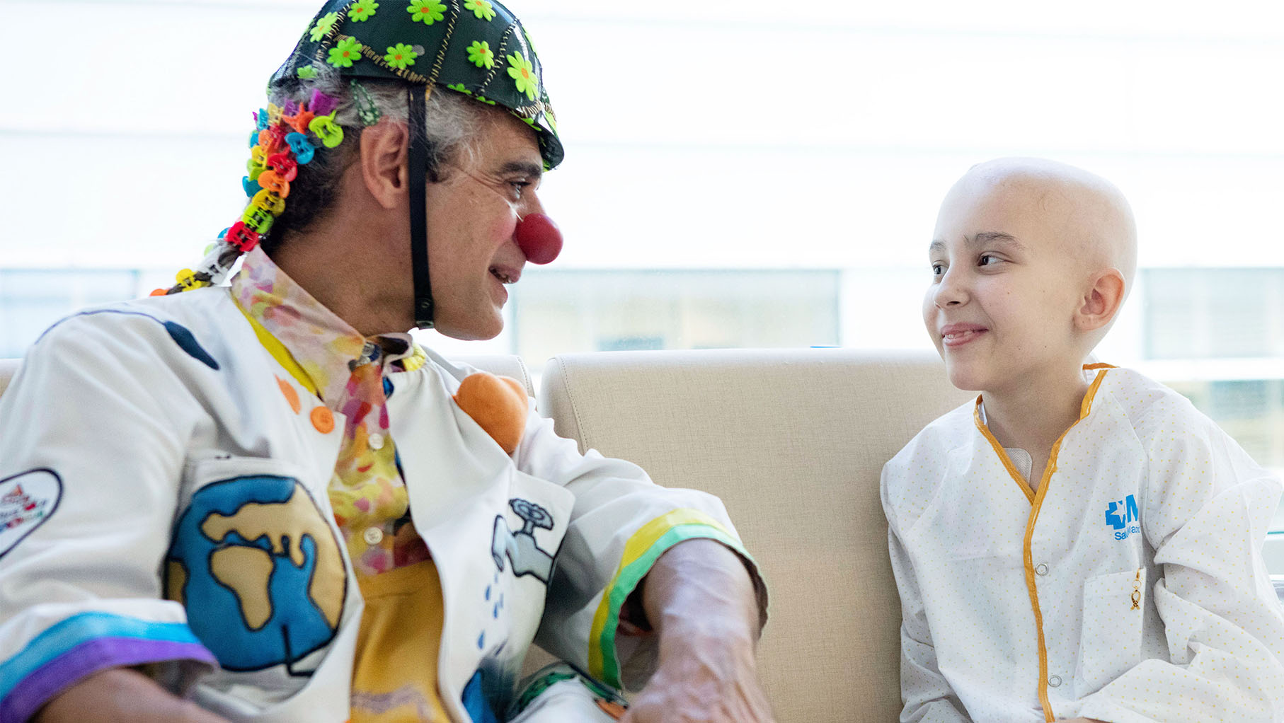 La Fundación Theodora lleva más de 20 años alegrando la estancia a niños hospitalizados.