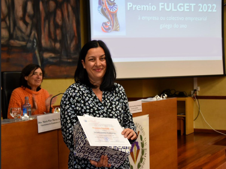 Maribel Pérez Vaz recogiendo el Premio Fulget 2022 en la Facultad de Ciencias Económicas y Empresariales de la USC.