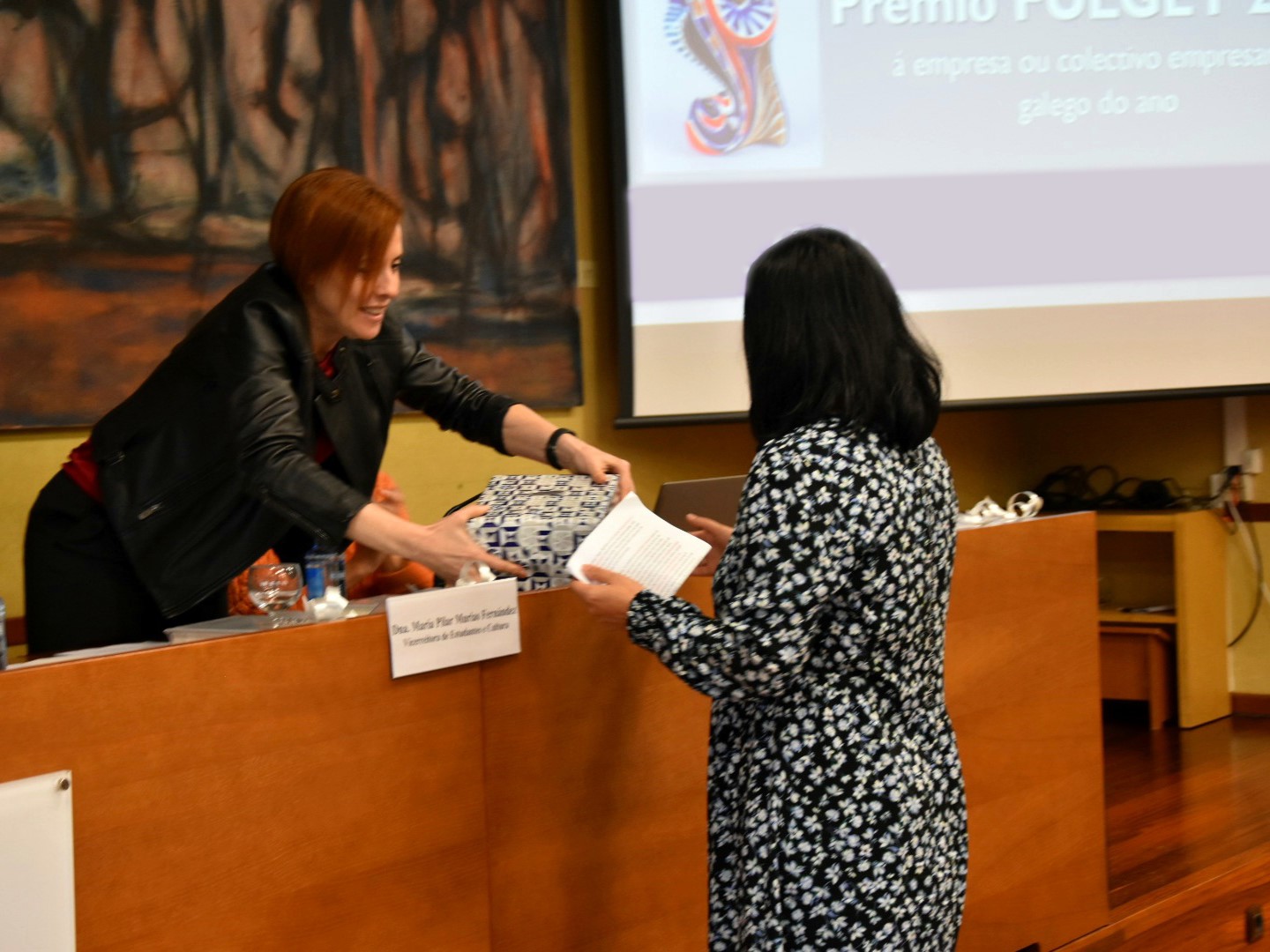 Recogida del premio de la mano de la vicerrectora de la USC, María Pilar Murias.