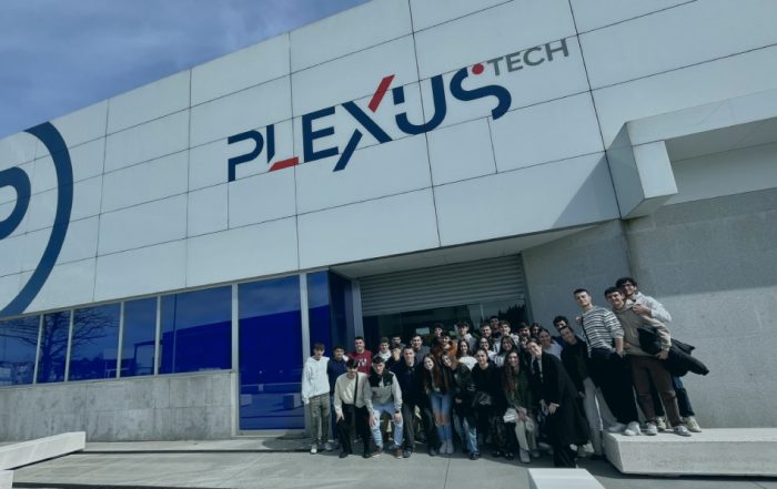 Foto de familia del alumnado del Grado de Empresa y Tecnología a la sede de Plexus Tech.