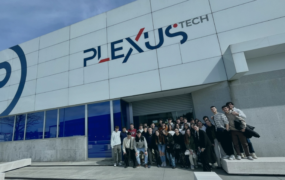 Foto de familia del alumnado del Grado de Empresa y Tecnología a la sede de Plexus Tech.