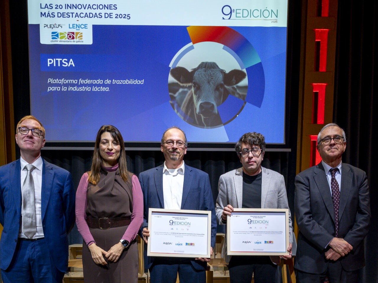 En el centro, Yago González, director de Innovación de Plexus Tech, recogiendo nuestro reconocimiento en el 9º Observatorio de Gran Consumo.
