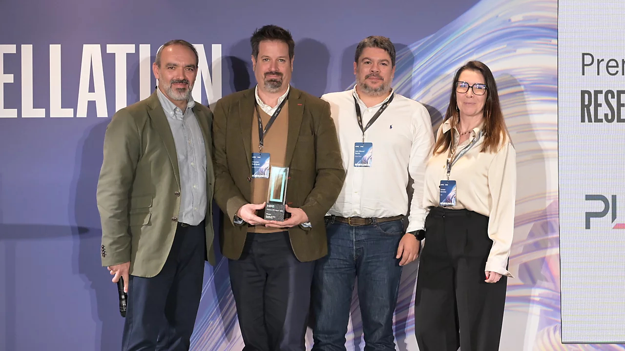 Nuestro director de Alianzas, Christian Rodríguez, y nuestro director de Sistemas, Juan Manuel Sende, con el premio, escoltados por Tomás Taure y Vanesa Sánchez, de HPE Aruba Networking.