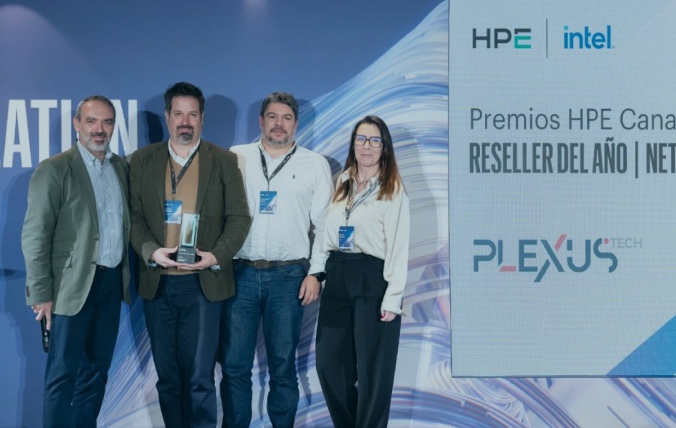 Nuestro director de Alianzas, Christian Rodríguez, y nuestro director de Sistemas, Juan Manuel Sende, con el premio, escoltados por Tomás Taure y Vanesa Sánchez, de HPE Aruba Networking.