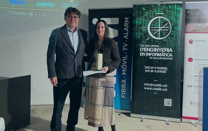 Noelia Pico recoge el premio del Colegio de Ingeniería en Informática de las Illes Balears.