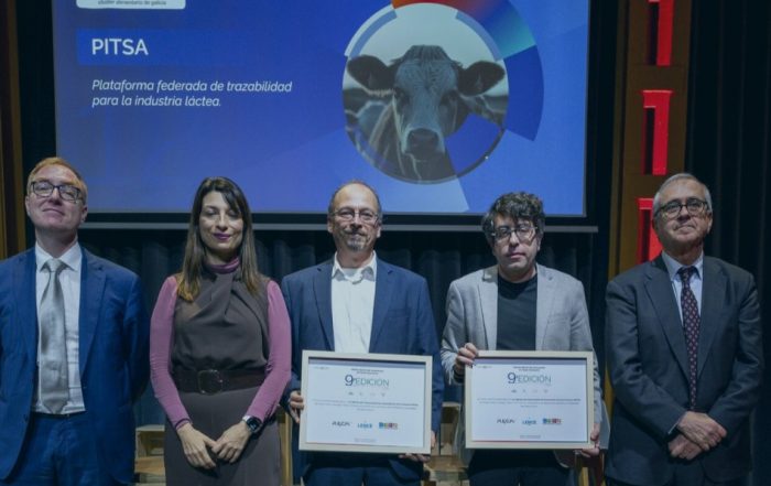 En el centro, Yago González, director de Innovación de Plexus Tech, recogiendo nuestro reconocimiento en el 9º Observatorio de Gran Consumo.