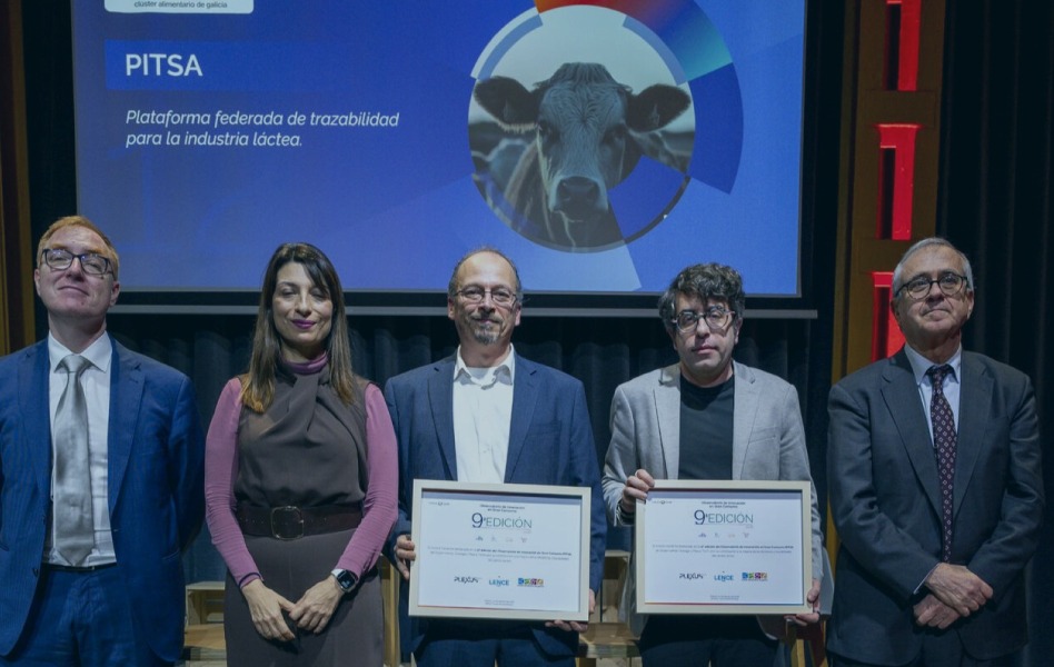 En el centro, Yago González, director de Innovación de Plexus Tech, recogiendo nuestro reconocimiento en el 9º Observatorio de Gran Consumo.