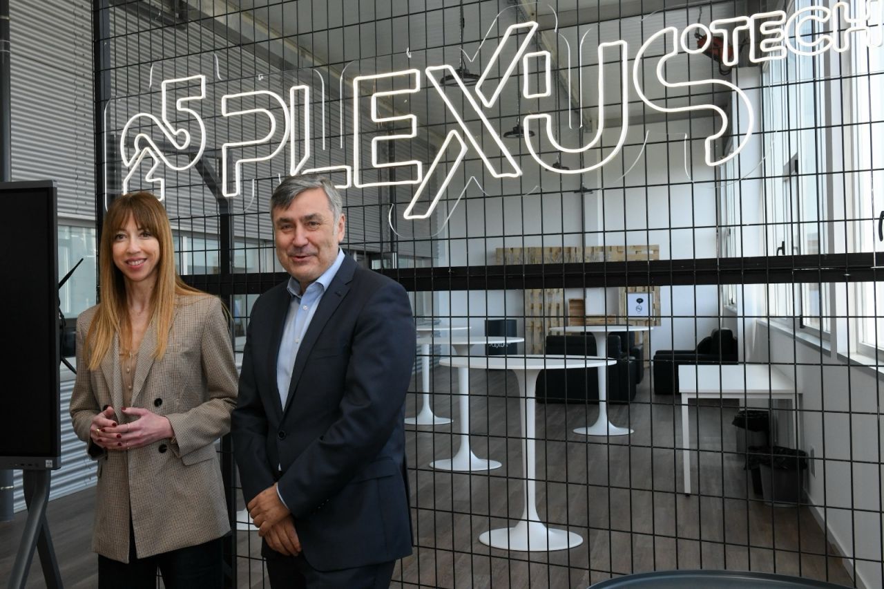 Zeltia Lado, directora xeral de Formación de Plexus Tech, visitó la sede de Plexus Tech para abordar los retos de talento y formación en el sector IT.
