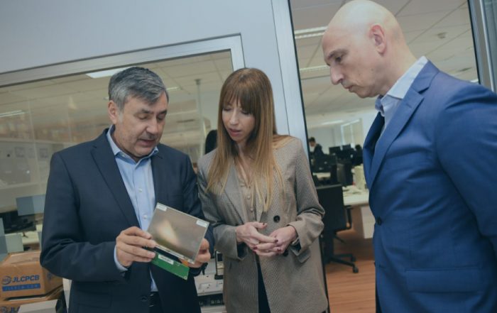 Zeltia Lado, directora xeral de Formación de Plexus Tech, visitó la sede de Plexus Tech para abordar los retos de talento y formación en el sector IT.