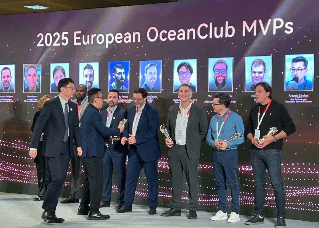 Mateo Linares, en el Huawei Connect 2025, recibiendo el galardón.