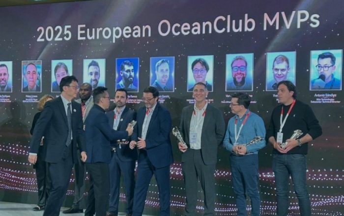 Mateo Linares, en el Huawei Connect 2025, recibiendo el galardón.