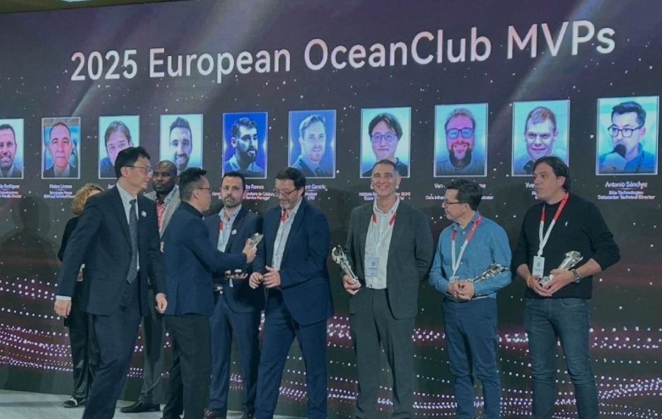 Mateo Linares, en el Huawei Connect 2025, recibiendo el galardón.