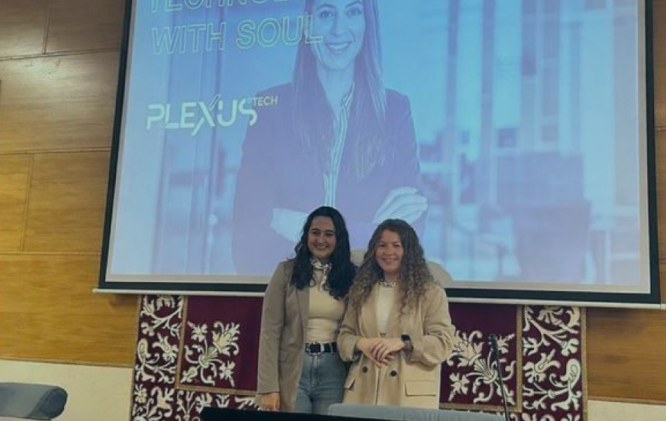 Marta Lasarte, izquierda, y Lía Souto, durante su exposición en la jornada “Salidas Profesionales en Relaciones Laborales y Recursos Humanos”, de la USC, en la que pudieron conectar con el talento del futuro.