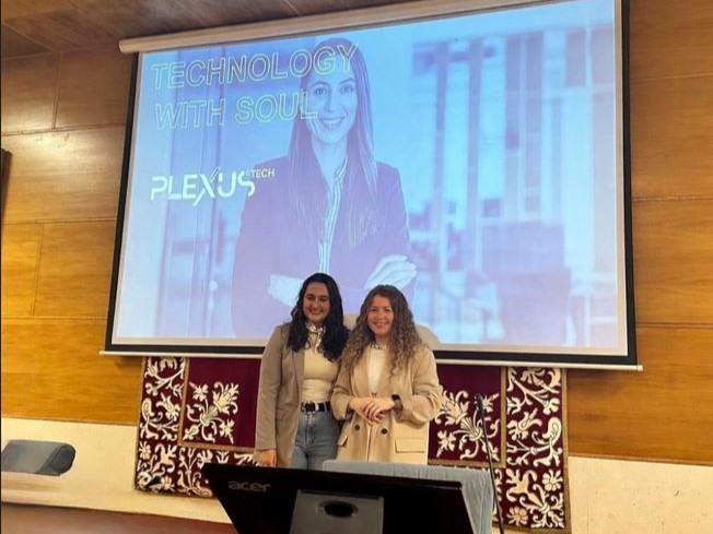 Marta Lasarte, izquierda, y Lía Souto, durante su exposición en la jornada “Salidas Profesionales en Relaciones Laborales y Recursos Humanos”, de la USC, en la que pudieron conectar con el talento del futuro.