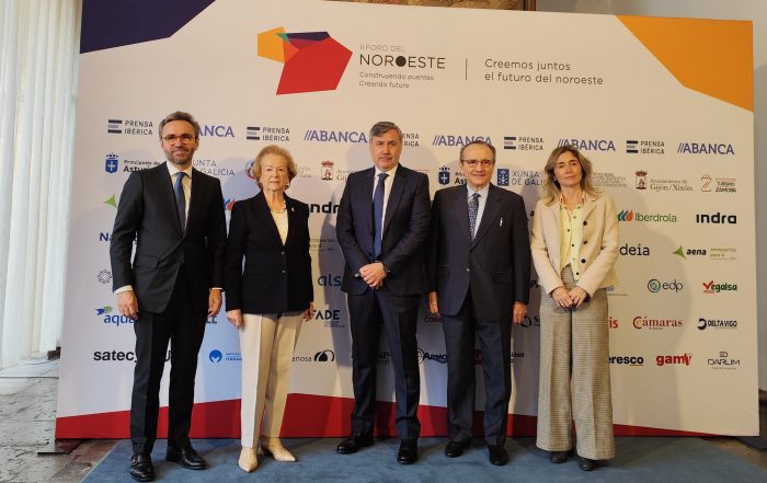 Antonio Agrasar, centro, en el II Foro del Noroeste de Prensa Ibérica, junto a Javier Moll, su director.