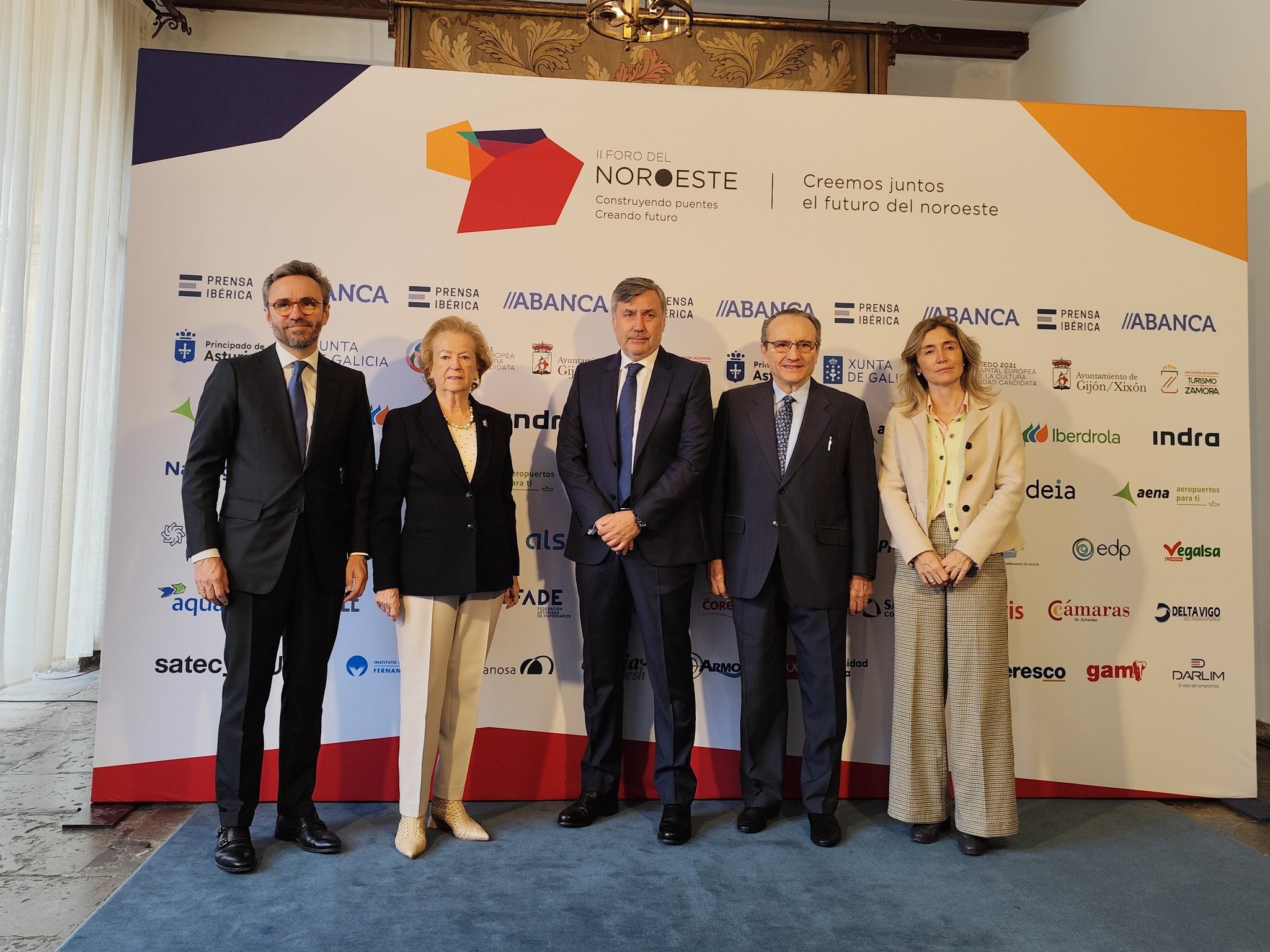 Antonio Agrasar, centro, en el II Foro del Noroeste de Prensa Ibérica, junto a Javier Moll, su director.