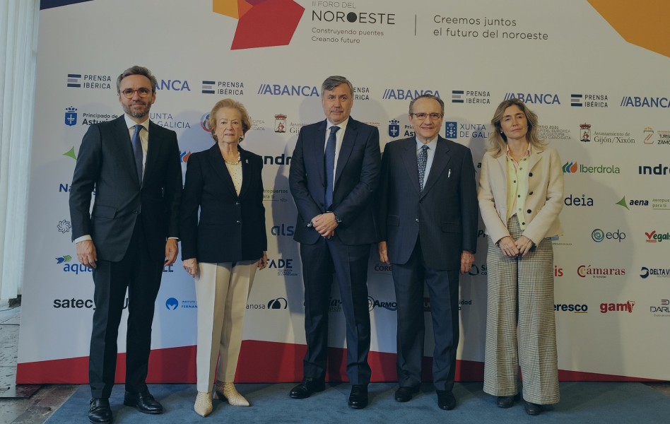 Antonio Agrasar, centro, en el II Foro del Noroeste de Prensa Ibérica, junto a Javier Moll, su director.