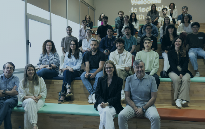 Evento de Xuventude Mentoring en la oficina de Plexus Tech, con la presencia de Lara Meneses, directora xeral de Xuventude, e Antonio Agrasar, fundador e CEO de Plexus Tech.