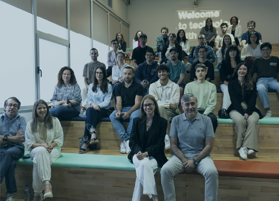 Evento de Xuventude Mentoring en la oficina de Plexus Tech, con la presencia de Lara Meneses, directora xeral de Xuventude, e Antonio Agrasar, fundador e CEO de Plexus Tech.