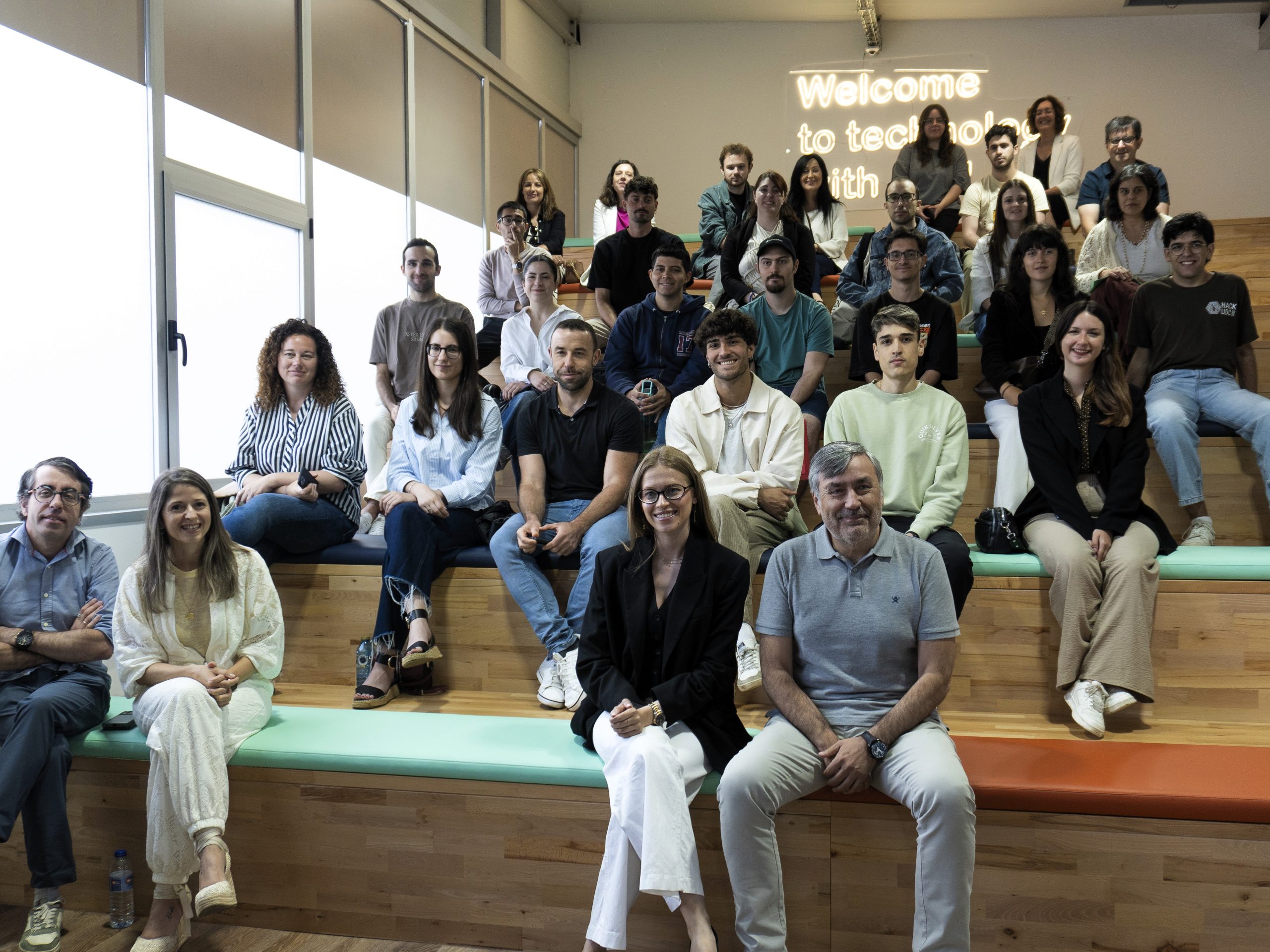 Evento de Xuventude Mentoring en la oficina de Plexus Tech, con la presencia de Lara Meneses, directora xeral de Xuventude, e Antonio Agrasar, fundador e CEO de Plexus Tech.