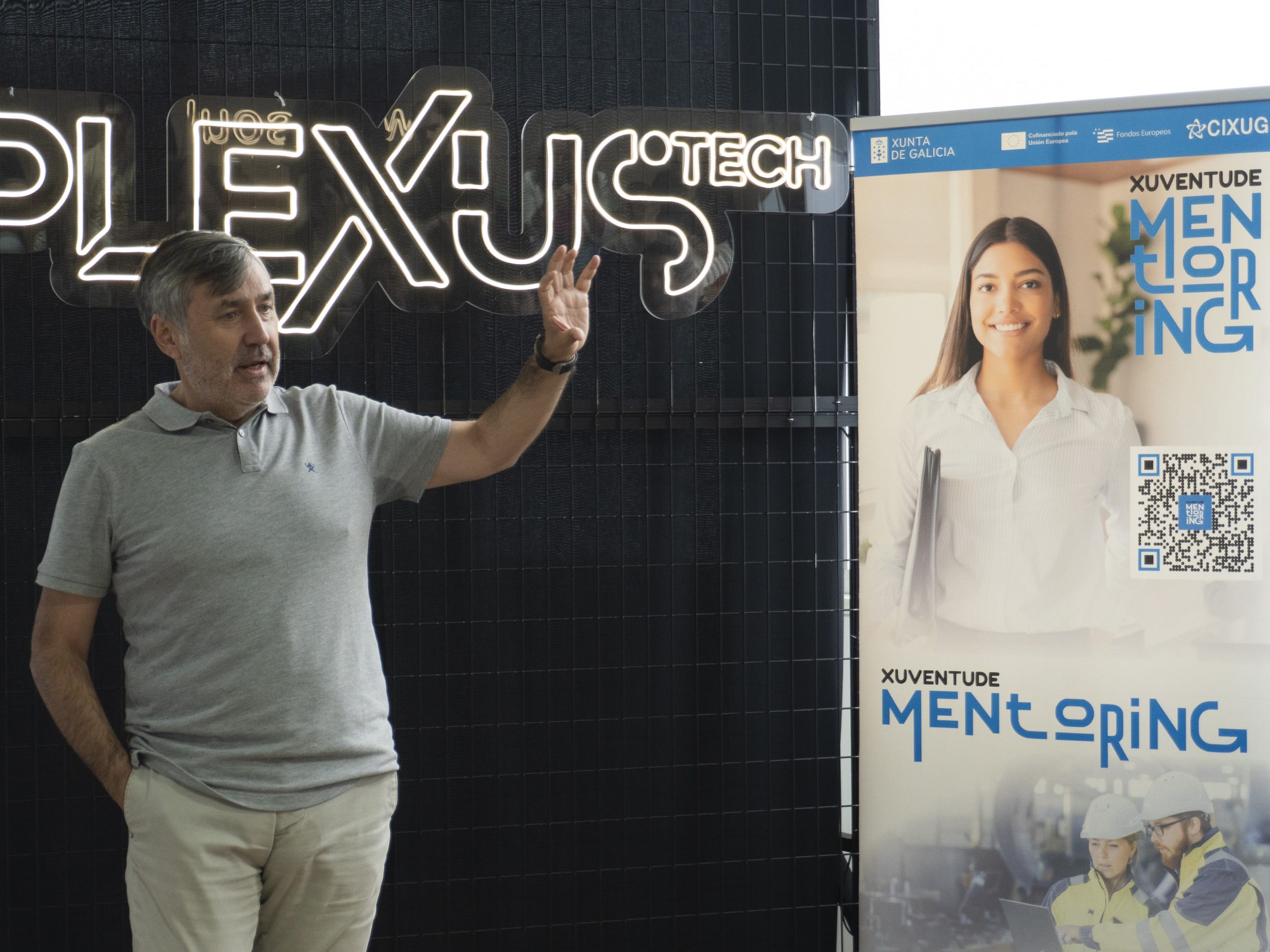 Antonio Agrasar en la bienvenida al grupo de jóvenes.