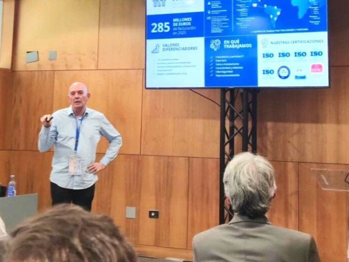 Francesc Heredia, de Exequam by Plexus, junto a Pere Cartañà, de Applus, presentando caso de uso de IDIADA.
