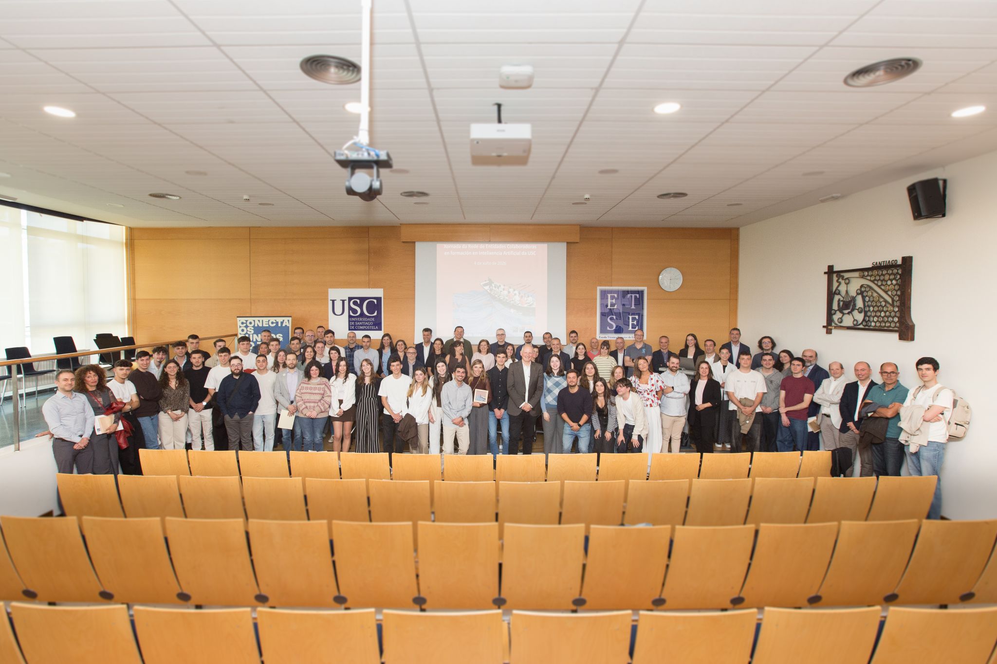 Foto de graduación del primer Grado en IA de la USC, titulación pionera con la que colaboró Plexus Tech.